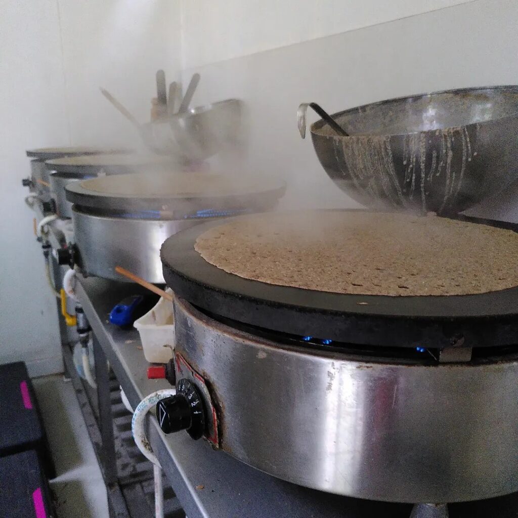 Galettes en préparation - photo la petite Ferme d'Emeraude