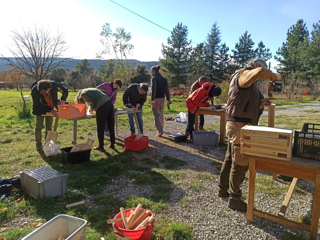 Atelier construction de nichoirs dans une ferme à Cruis (04) ©GCP
